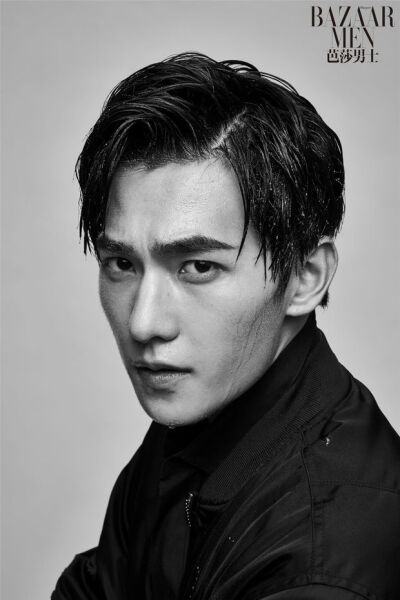 【杨洋再登男刊封面 雨中展露成熟魅力】杨洋首登某知名男刊封面,淋漓