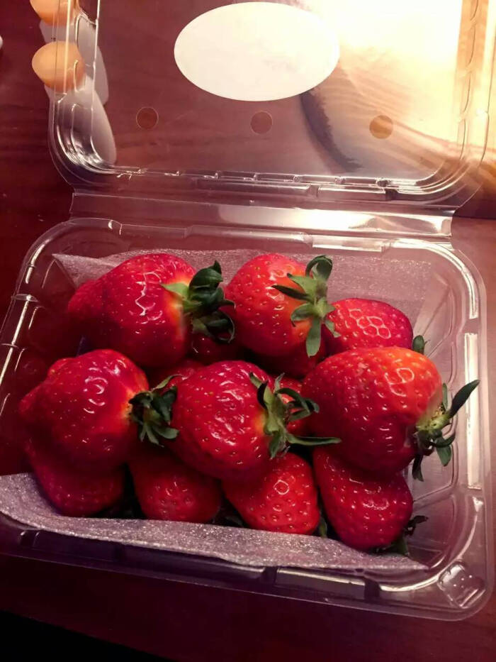 韩国大草莓!上面个儿大,下面的就小一些了…-堆
