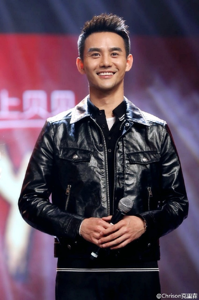 王凯身穿tom ford黑色漆面皮衣亮相《欢乐颂》开播仪式,充分证明了