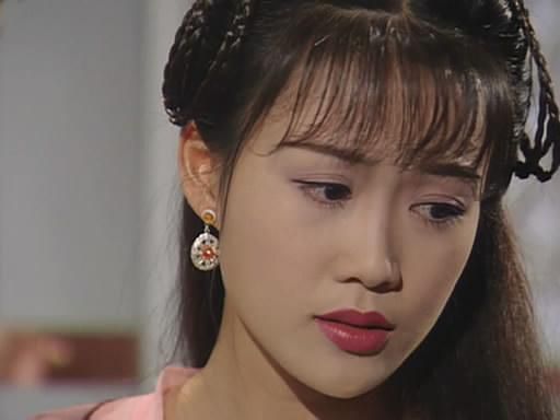 梁小冰,红极一时的香港tvb花旦,有"古装皇后"的美誉,她的长相艳若桃李