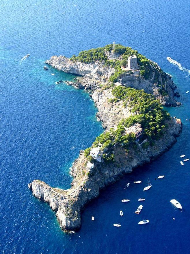 海豚岛,座落在意大利南部阿马尔菲外海如海豚形状的岛屿,介于卡布里岛