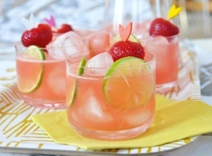冰爽可口的草莓柠檬汁