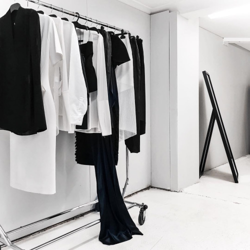 live in minimalism 设计师工作室 设计 黑白服装摆设