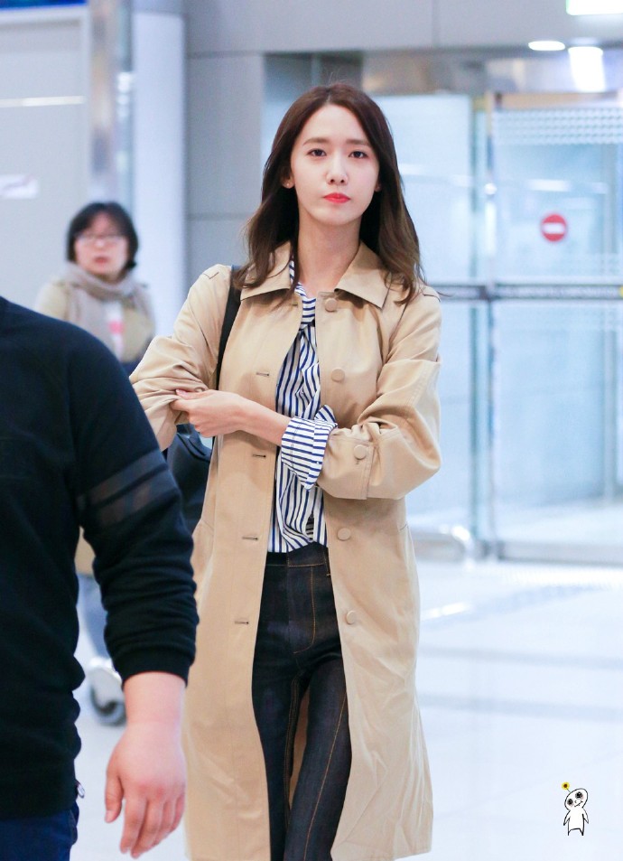 林允儿 风衣 机场look yoona