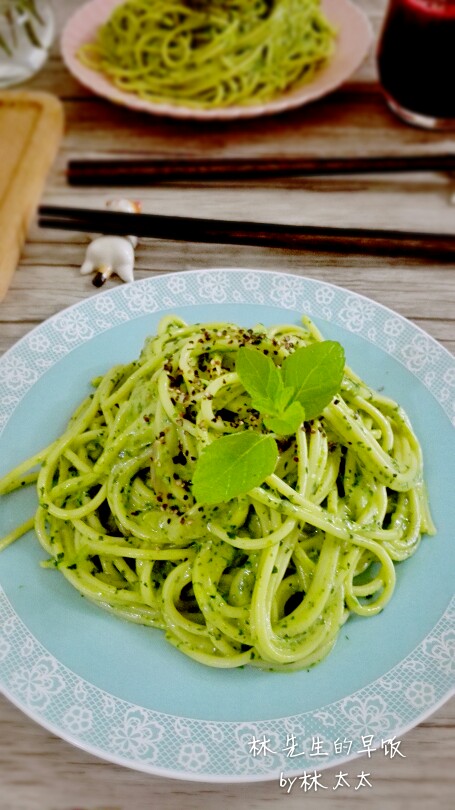 青酱意面:牛油果菠菜凤尾菇黑胡椒大蒜