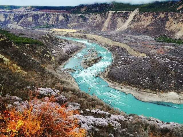 雅鲁藏布大峡谷,狭长,河水湍急,世界上最险峻的大峡谷之一.