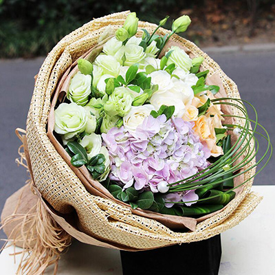 精选9朵鲜活粉玫瑰,蓝色花球点缀,蓝色高档丝带蝴蝶结装饰,送礼有面子