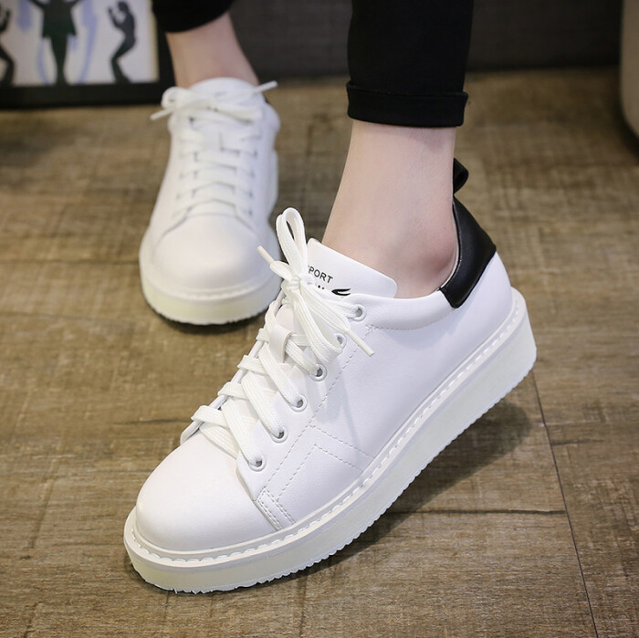 今年最流行的一款小白鞋,黑色脚后跟设计,简约时尚,大方百搭.