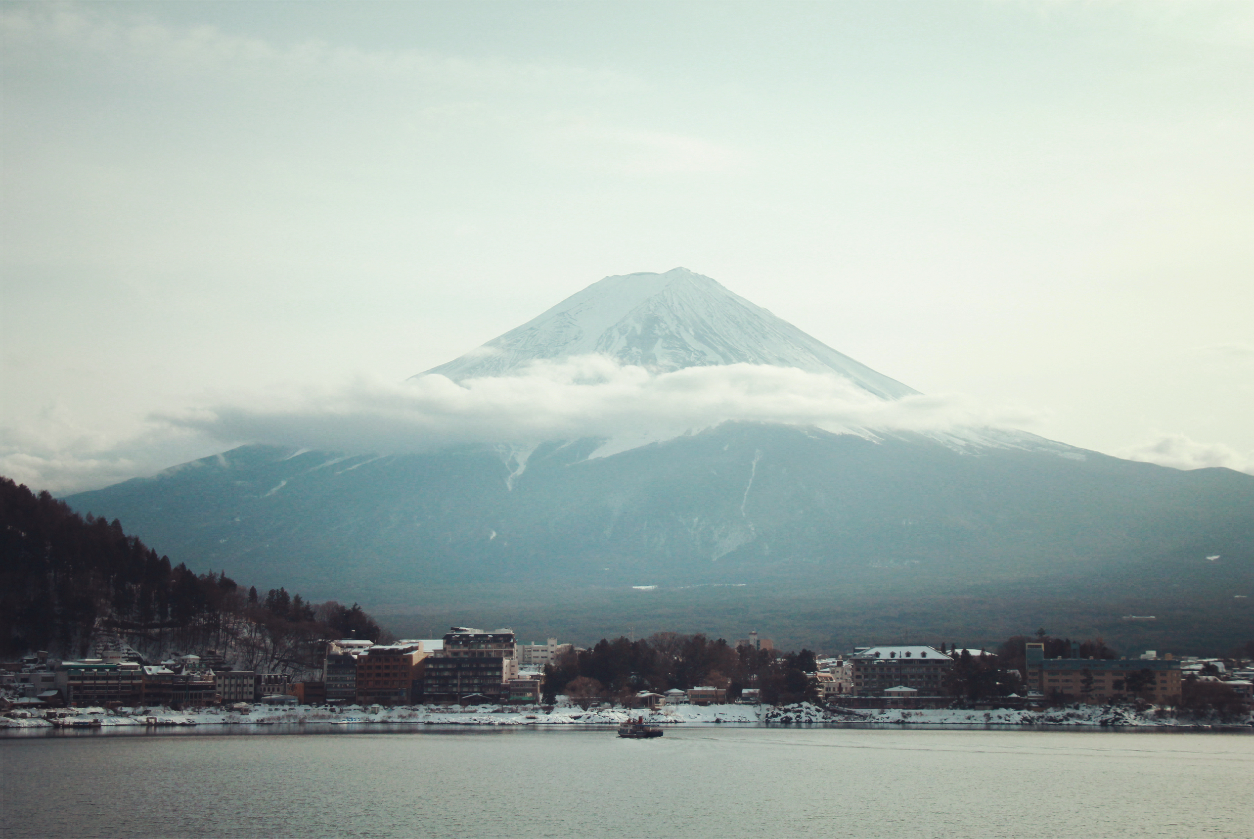 日本河口湖,远眺富士山.