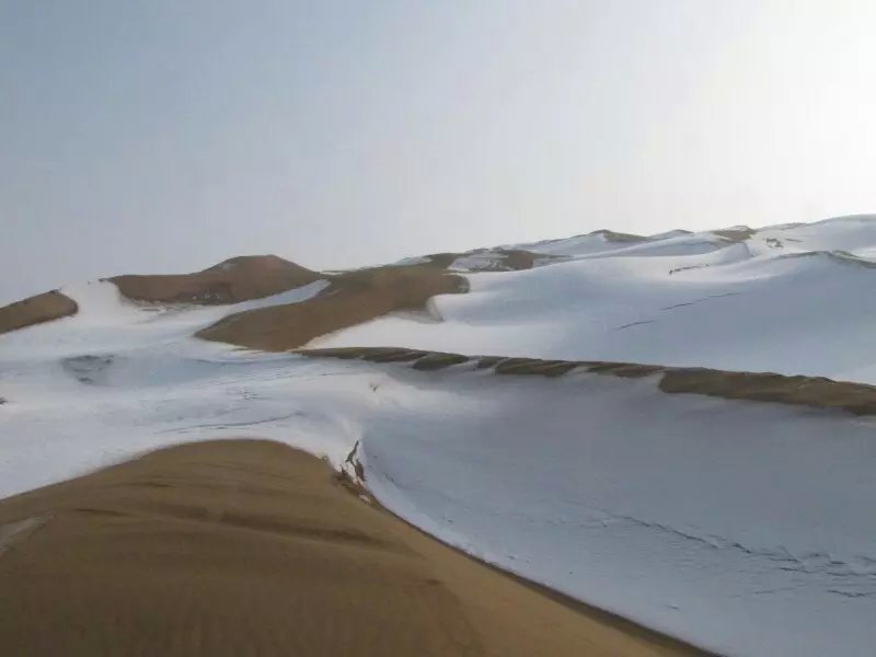 冬天的沙漠 雪和沙的结合