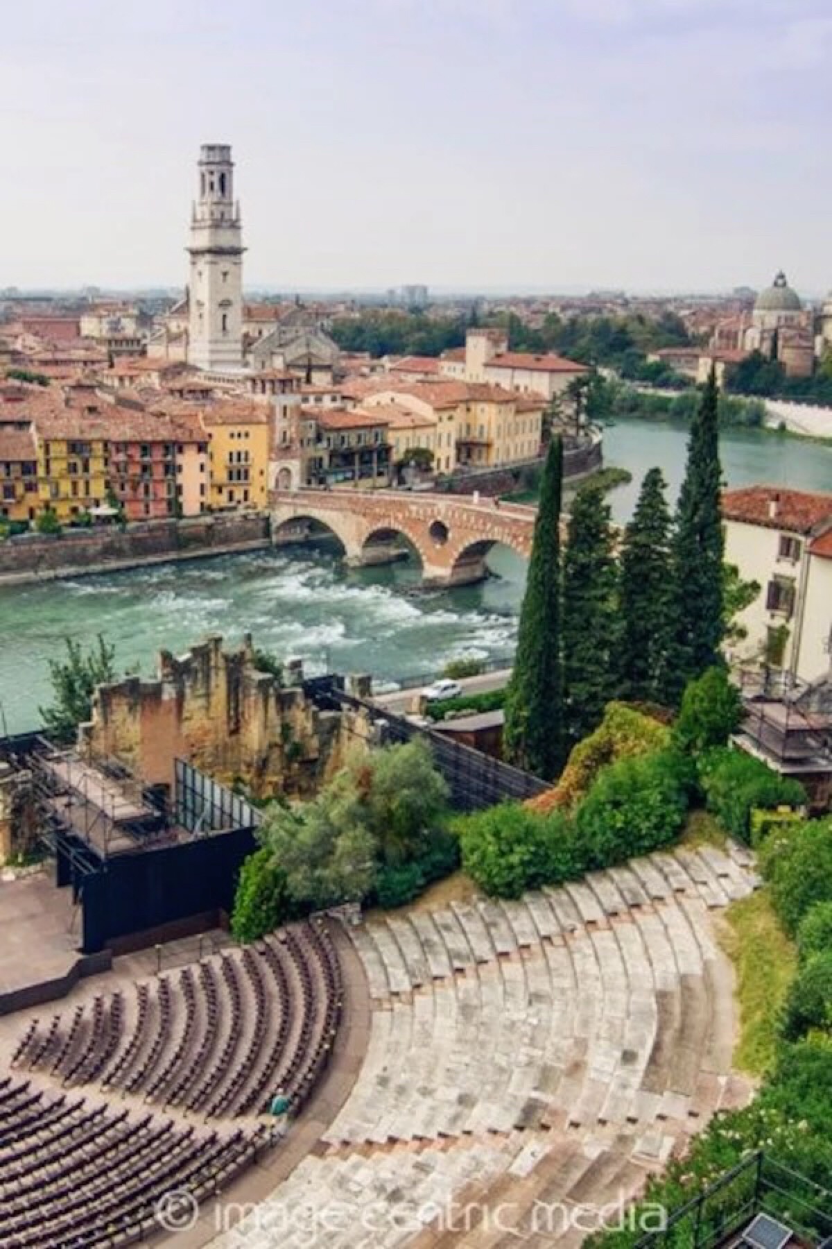 是意大利最古老,最美丽和最荣耀的城市之一,拉丁语的意思为"极高雅的