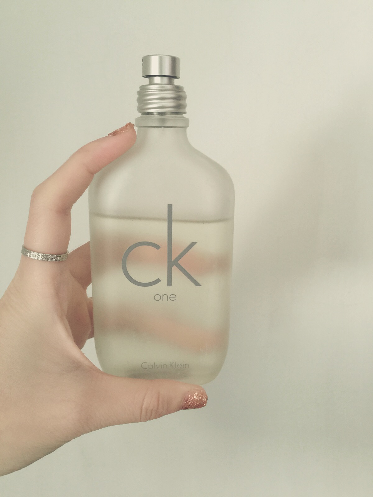 ck one 中性白瓶香水,不到200rmb100ml.