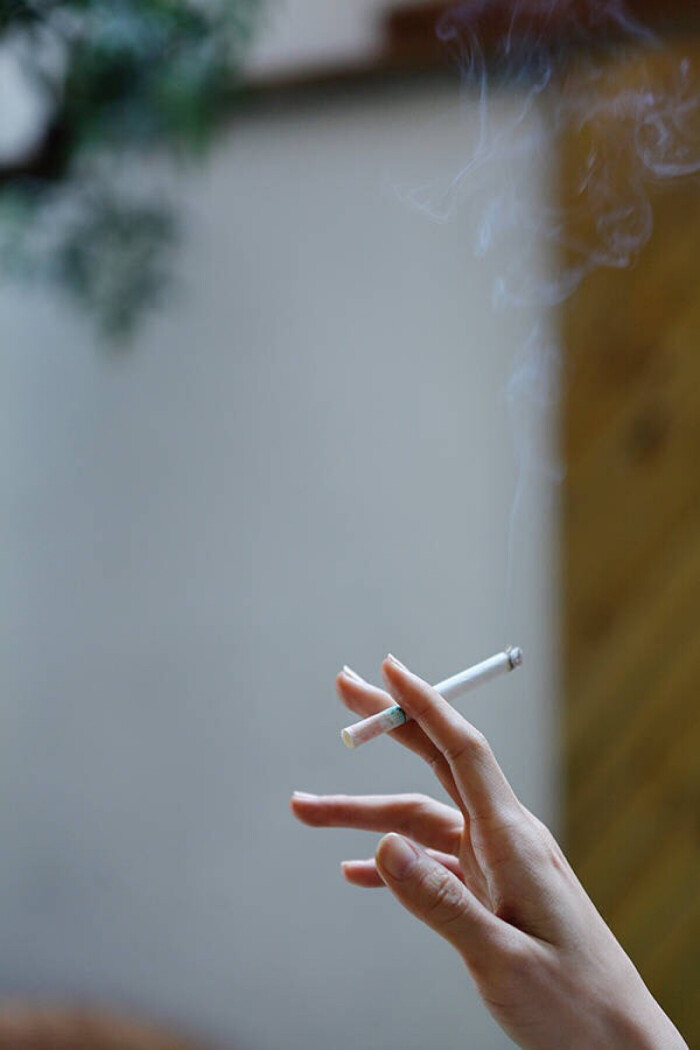 你抽烟的姿势也是如此熟闲吗