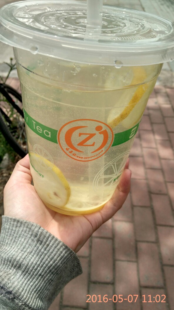 昨天我们一起去了明水超大杯的柠檬水六块钱