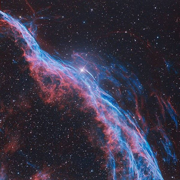 天文酷图# 面纱星云是在天鹅座的一团由高温与电离的气体和尘埃组成