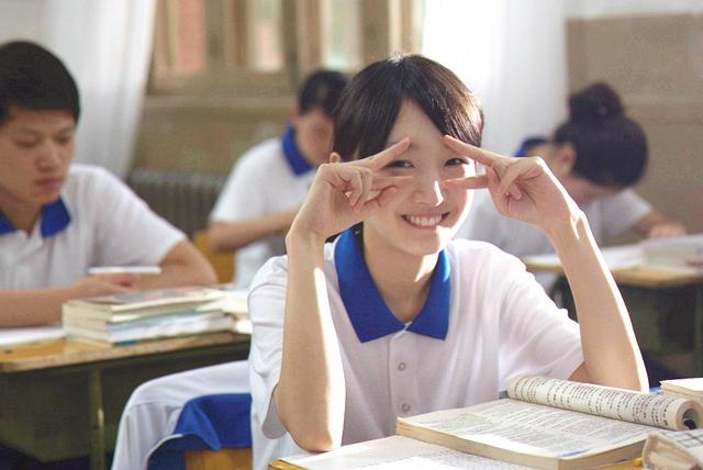 周冬雨校服写真