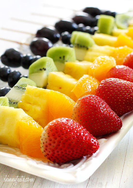 rainbow fruit skewers with yogurt fruit dip 彩虹水果串蘸酸奶