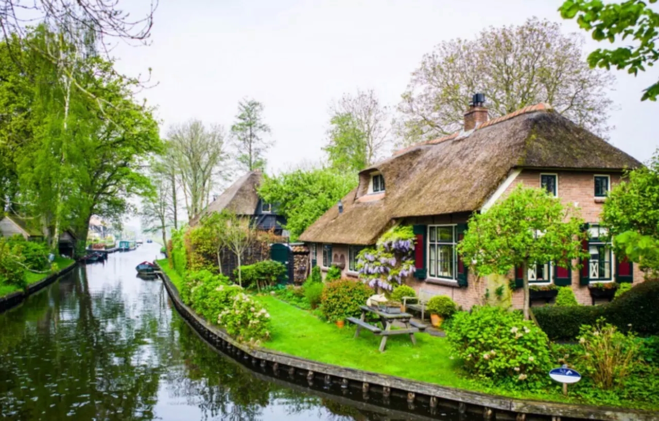 在荷兰有一个叫giethoorn(羊角村)的村庄,境内没有任何的现代交通工具