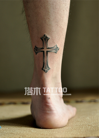 脚踝上方十字架纹身图案