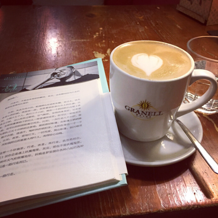 总是习惯了一个人 一本书 一杯咖啡 可以忘怀几个小时 沉迷于文字
