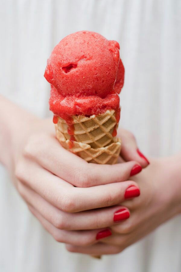 草莓冰淇淋甜筒
