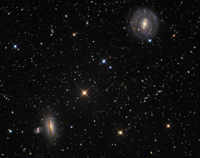 星系ngc 5078和它的伙伴们,呈现了两个明亮的星系,为右上方的棒旋星系