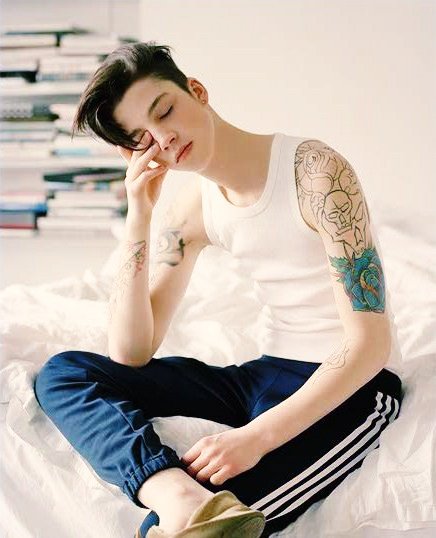 浑身纹身,干瘦,酷酷的表情,充满了90后的个性魅力.很多粉丝叫他阿屎