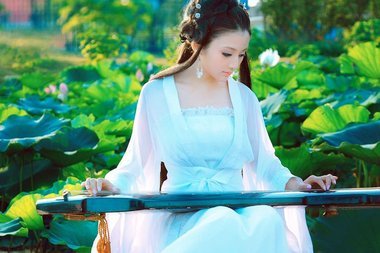 浸润柔美的眷念,任如水的心声,飘过云水之颠,婉约在有你的江南