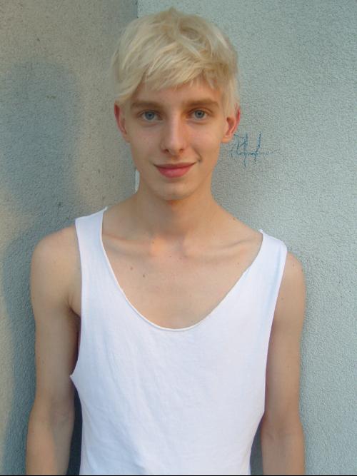 penfound,来自英国,他很年轻,有着干净的偏银色的金发和漂亮的蓝眼睛