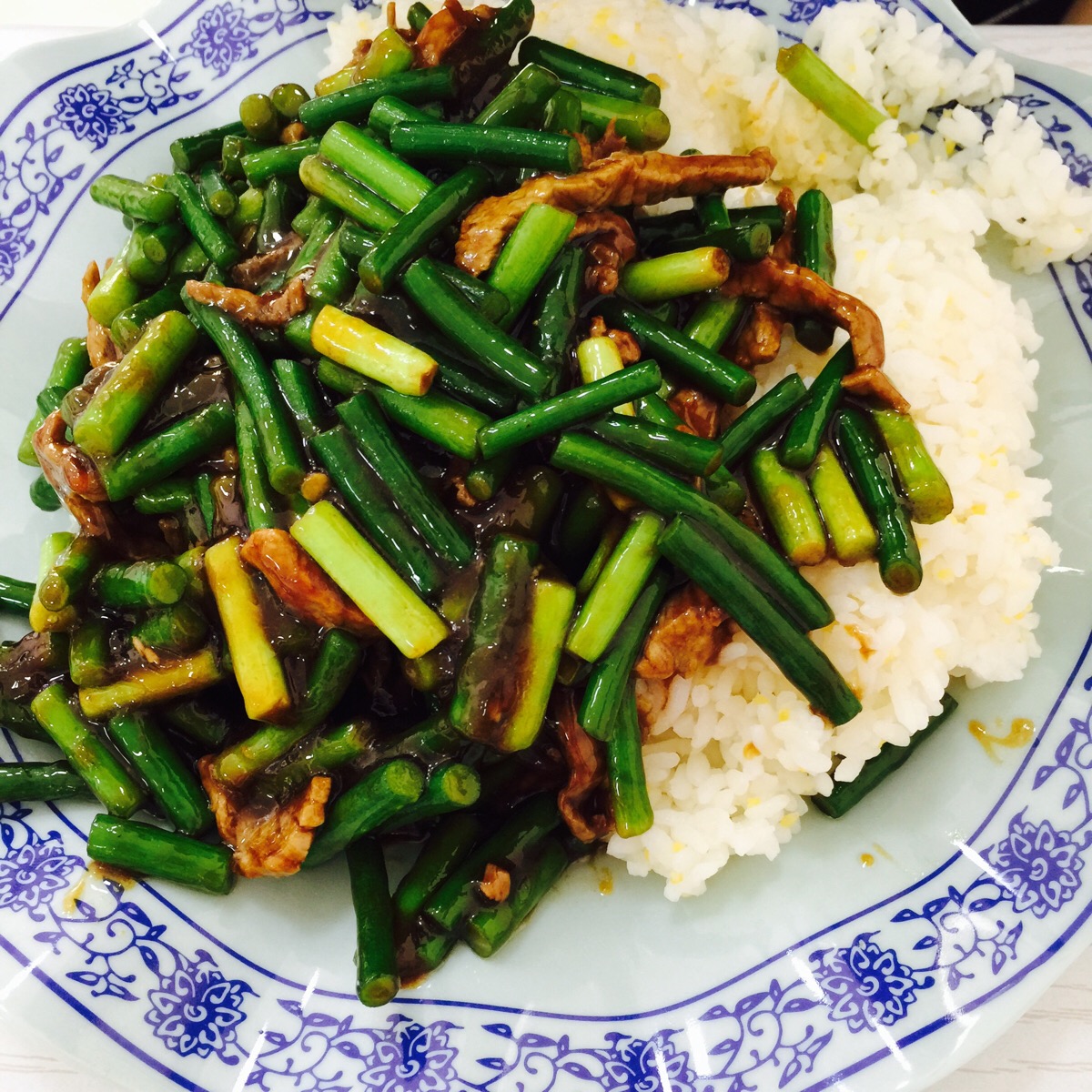 蒜苔炒肉盖饭