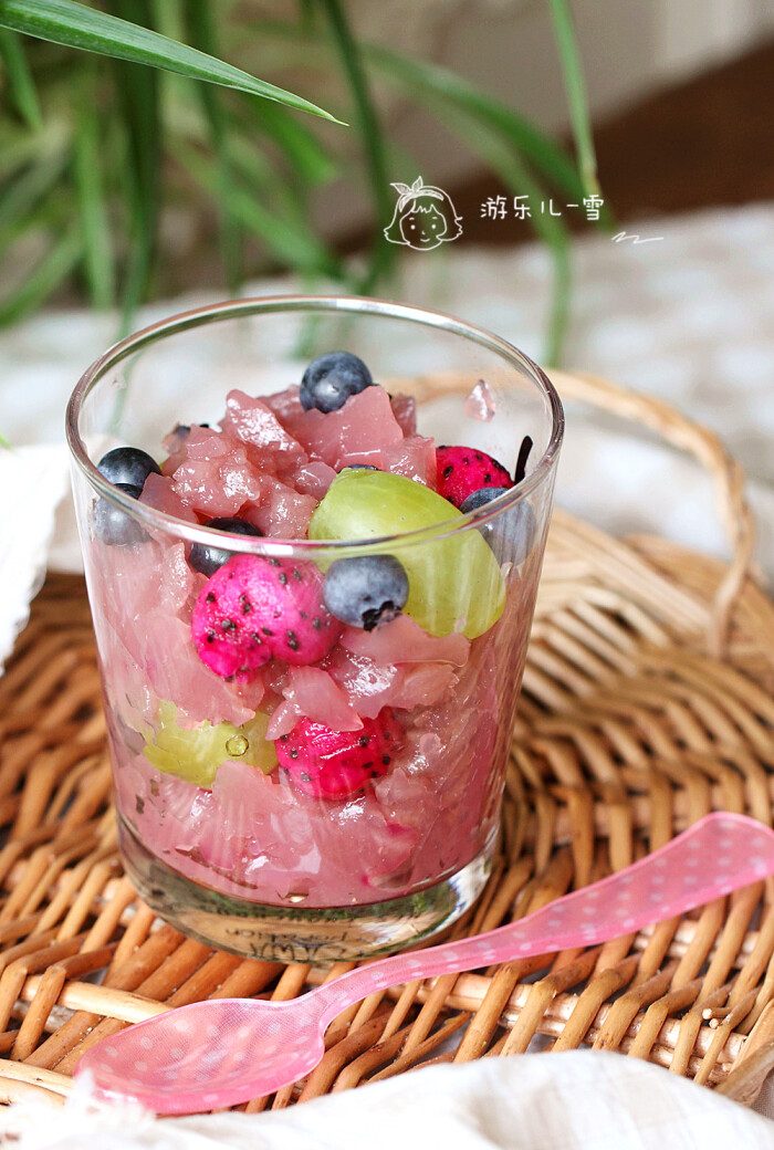 葡萄水果冻# 第二弹快手小甜品!夏天好爱吃冰冰凉的果冻 .