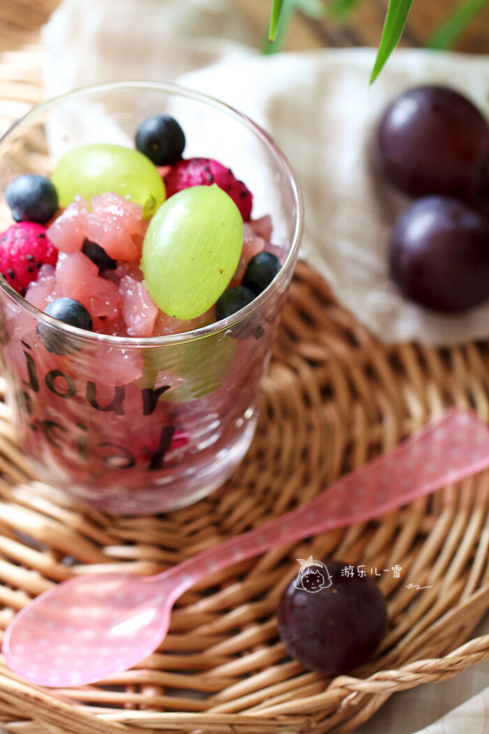 葡萄水果冻# 第二弹快手小甜品!夏天好爱吃冰冰凉的果冻 .