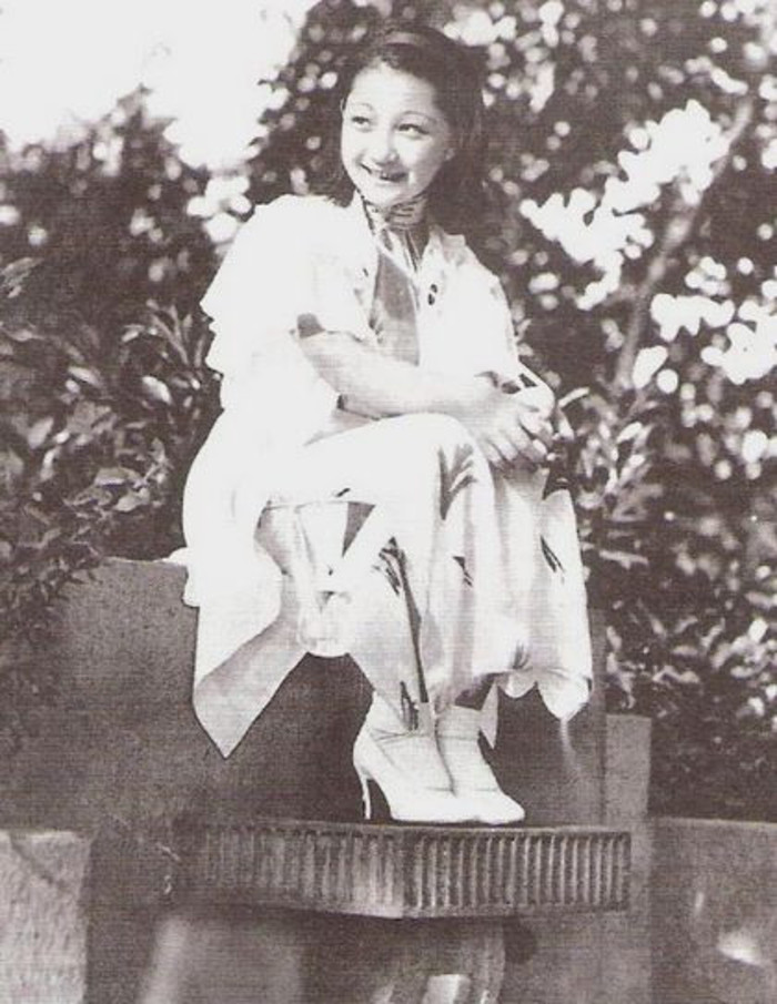 民国影星:"小女伶"袁美云 袁美云,浙江杭州人,原名侯桂凤,1917年出生