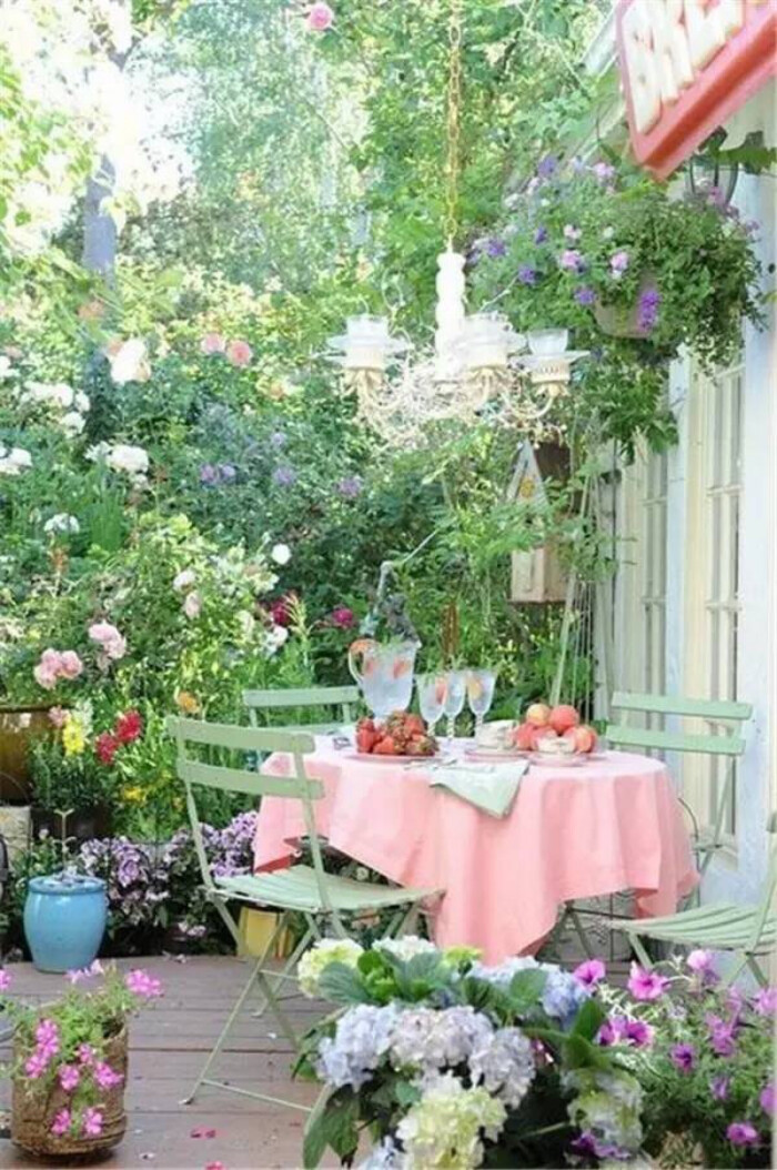 在惬意的夏日午后和傍晚,把桌椅摆到郁郁葱葱的庭院里.