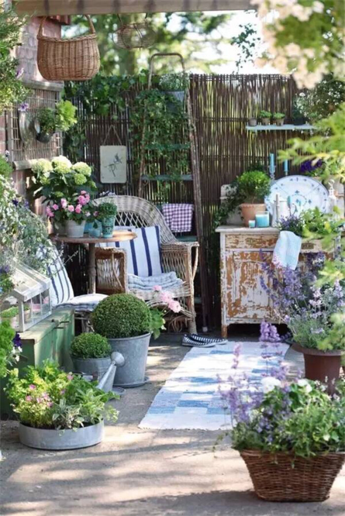 在惬意的夏日午后和傍晚,把桌椅摆到郁郁葱葱的庭院里.