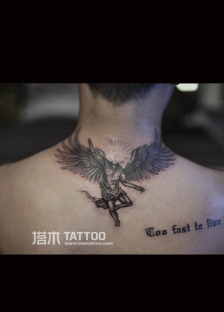 脖子处天使纹身,权志龙纹身图案.