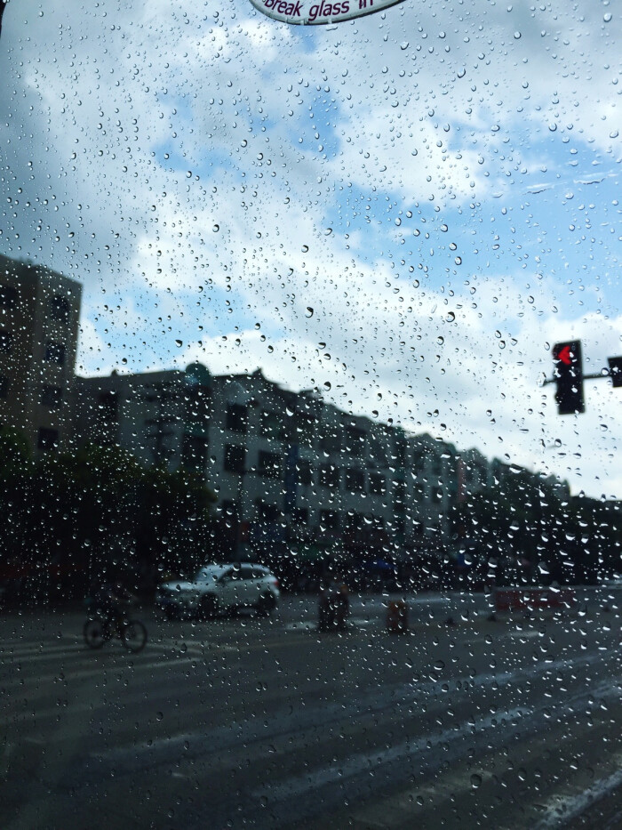 一边雨一边晴.