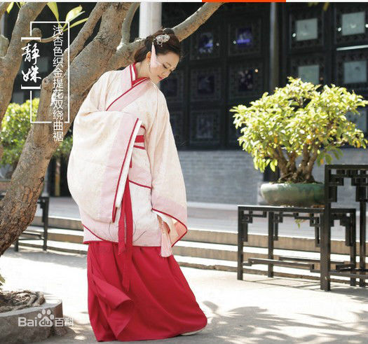 【曲裾深衣】 是汉服深衣的一种,秦汉时期常见服饰.