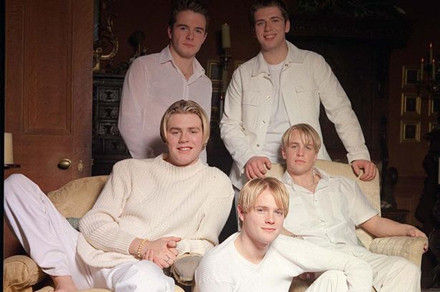 westlife由kian,shane,mark,nicky和bryan(2004年离队)组成,westlife