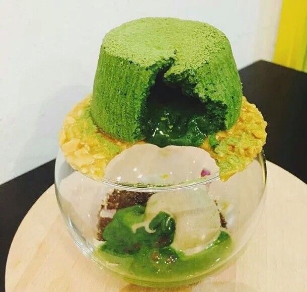 matcha avalanche 一款抹茶蛋糕里的爆浆来融化底下冰激凌的甜品