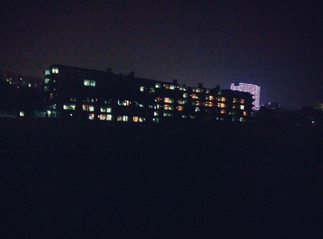 夜晚的宿舍楼