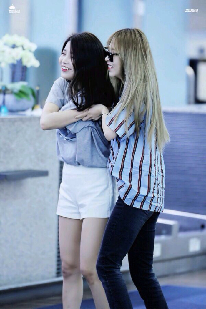 mamamoo# #moonsun# #moonbyul# #solar# 玟星&颂乐 喂喂喂,你俩这是