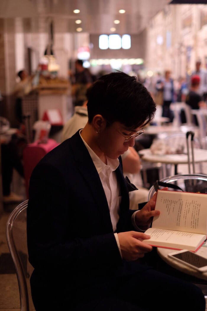 俊男@洛凡adameve 在佛罗伦萨安静看书的文艺小青年