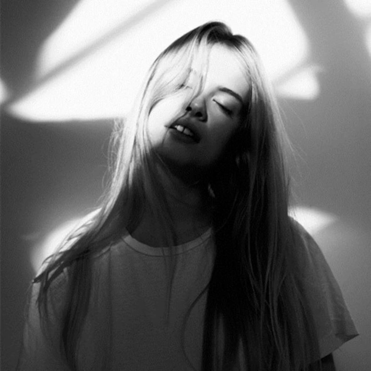 头像/女生/欧美/黑白