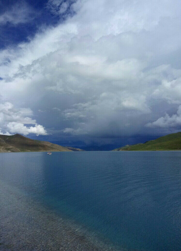 有云的地方,湖水蓝得愈发深邃.