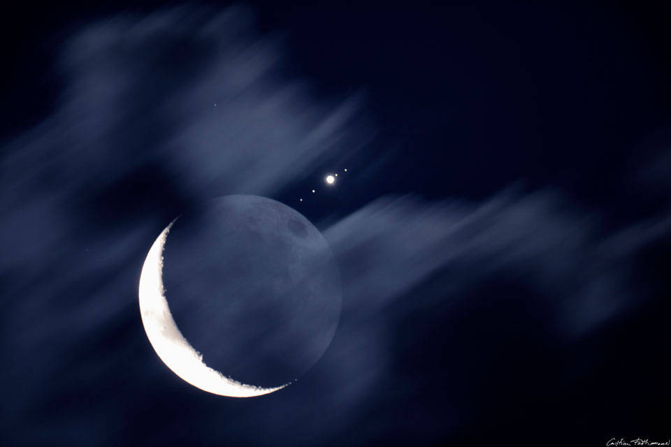 每日一天文图# #天文酷图# 2016 年 7 月 10 日【月亮与木星的聚会】