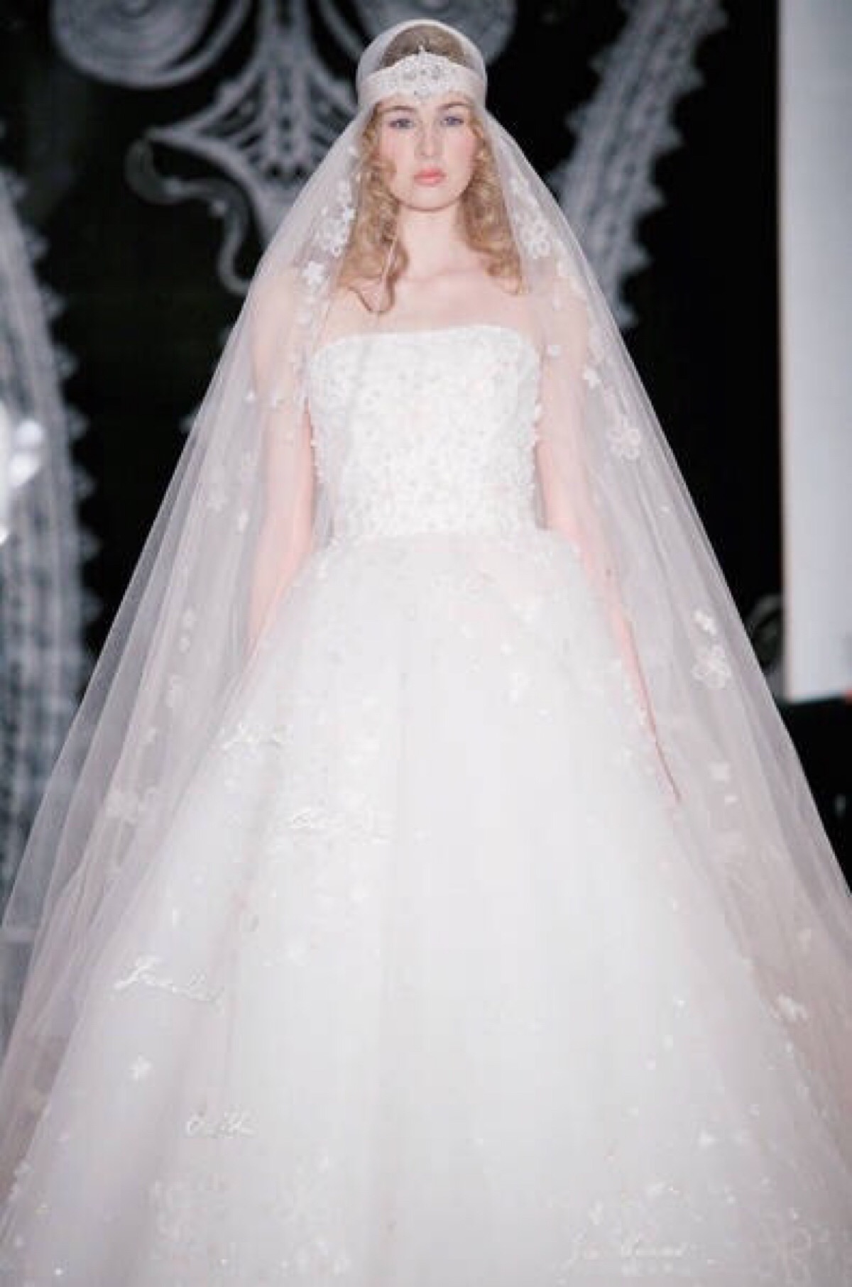 reem acra(雷姆·阿克拉)将女性的高贵奢华与唯美浪漫结合一起,白色