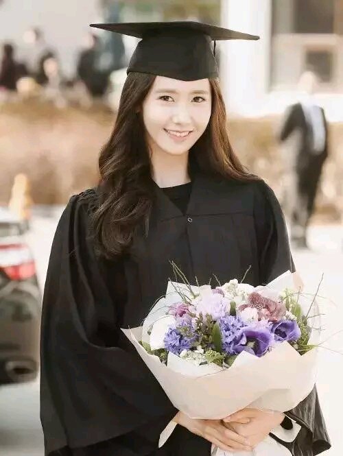 林允儿大学毕业照