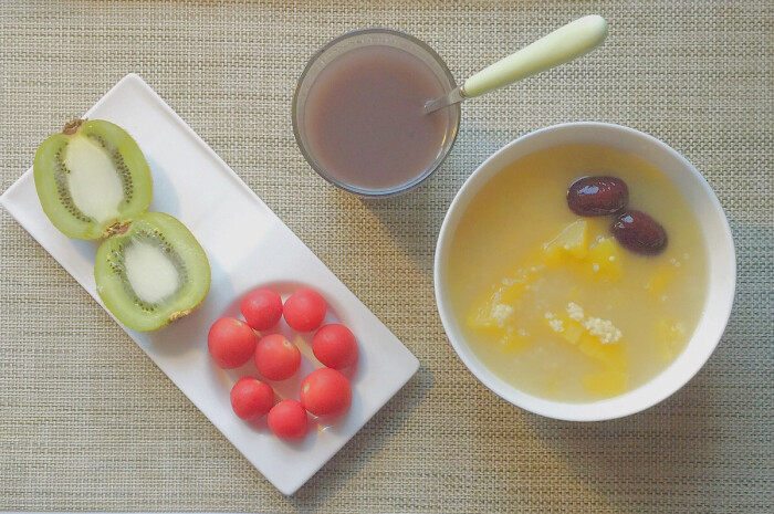 0722早餐 南瓜小米粥+猕猴桃+小番茄+黑芝麻