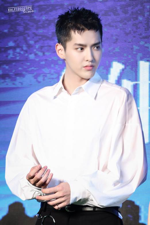 吴亦凡 kris exo 花美男 偶像 明星 帅哥 小鲜肉 锁屏 人物 杂志 屏保